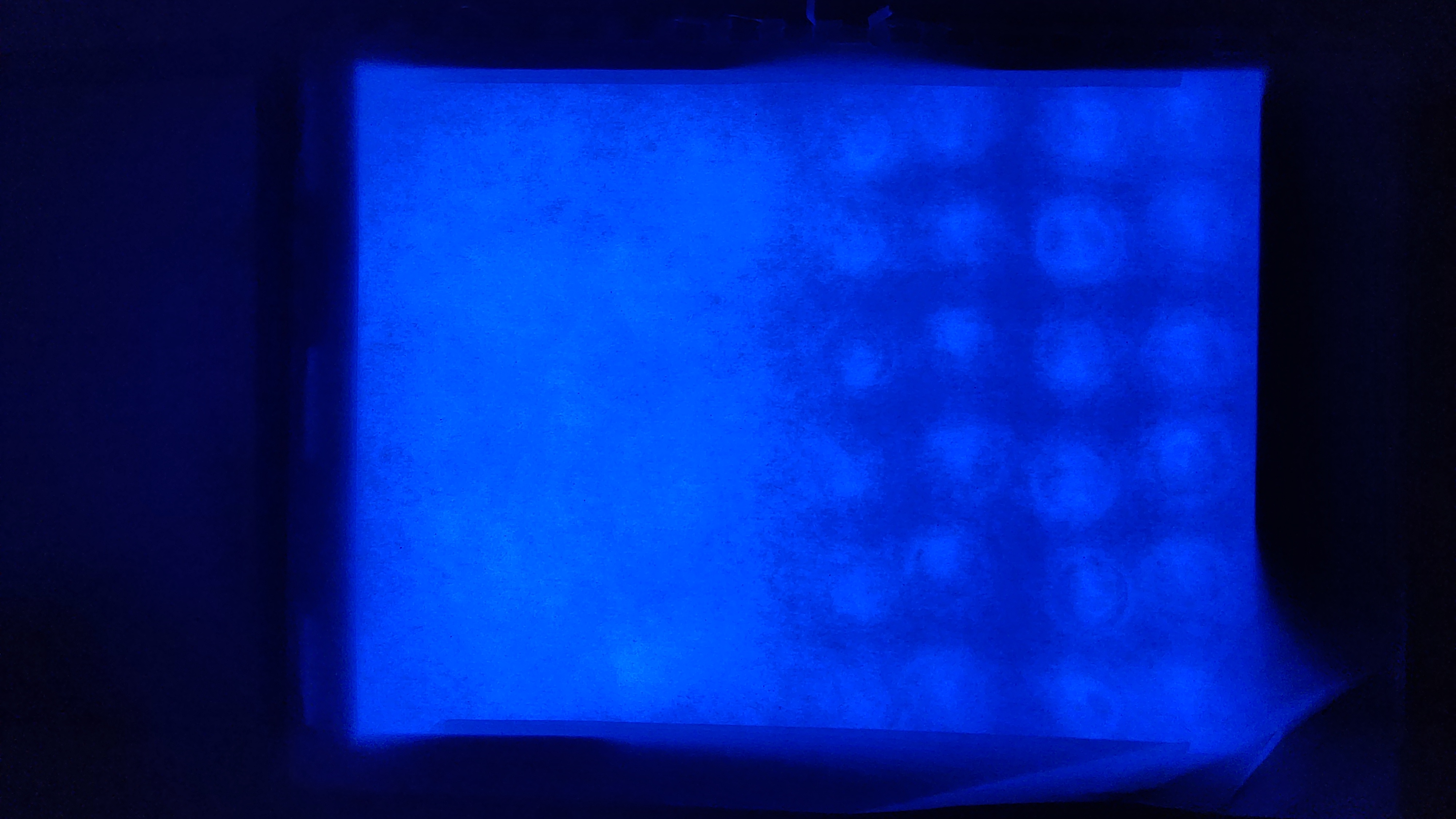 Vorher-Nachher-Bild der Ausleuchtung: Links sehr homogen, rechts noch einzelne Lichtkgeel erkennbar