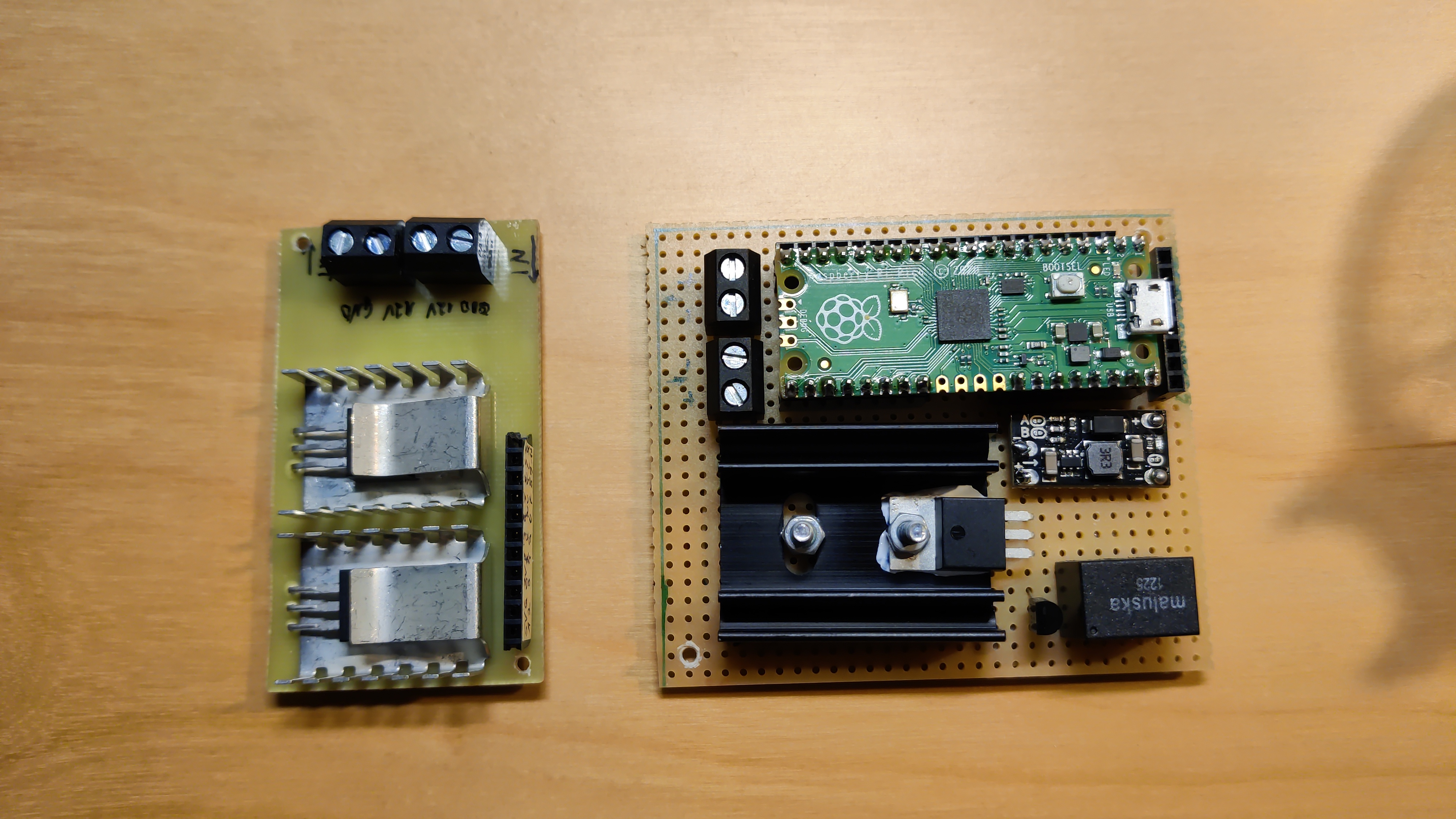 Die alte und die neue Steuerplatine im Vergleich: die neue ist deutlich kleiner als die alte