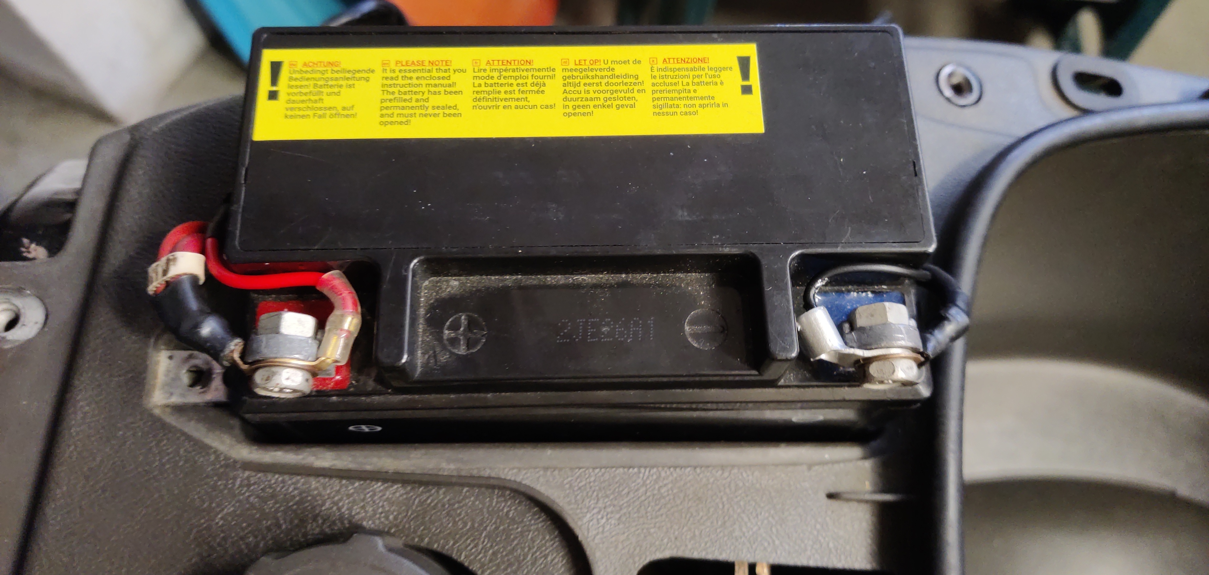 Die Batterie mit nunmehr je zwei Anschlussklemmen pro Pol.